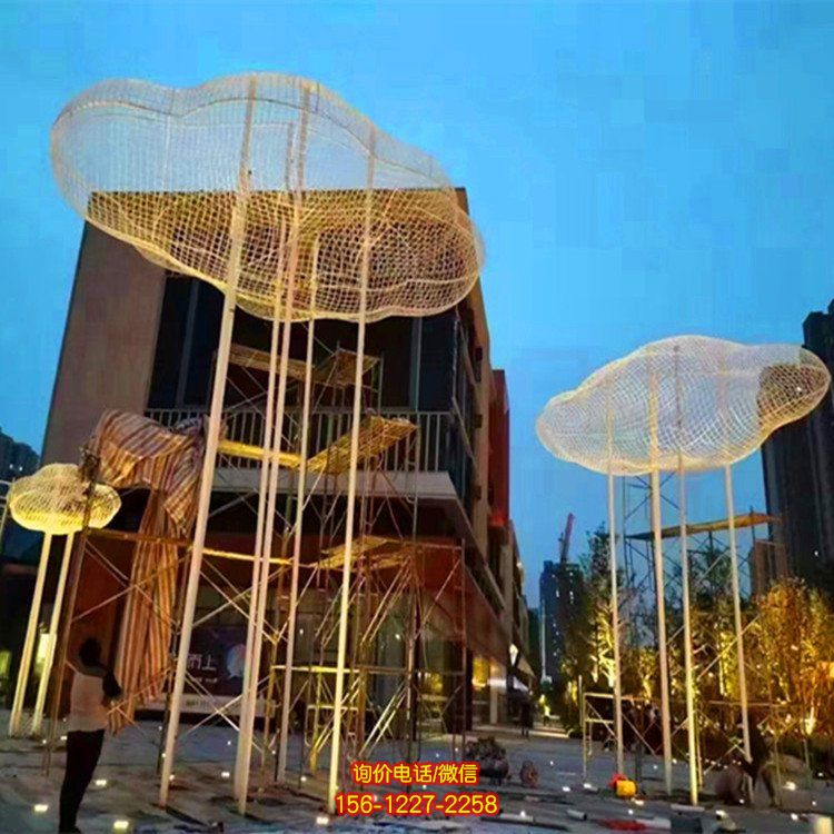 城市廣場(chǎng)創(chuàng)意鏤空漂浮云朵雕塑