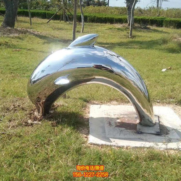 鏡面不銹鋼海豚，園林草坪躍出地面，鉆入地底的海豚
