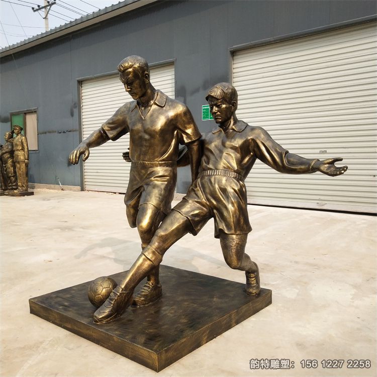 玻璃鋼踢足球雕塑，校園運(yùn)動(dòng)人物雕塑廠家