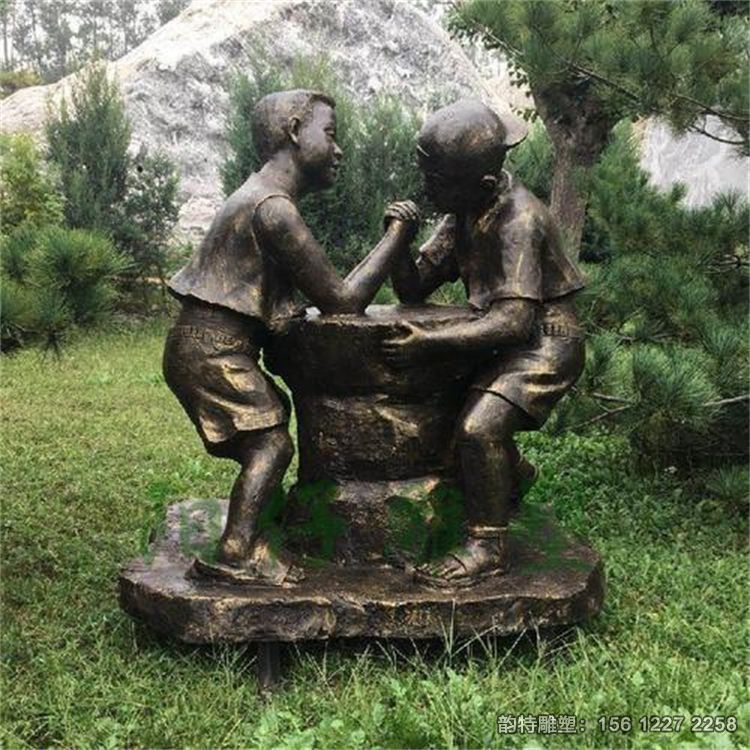 玻璃鋼童趣主題雕塑，兩個小孩掰手腕雕塑