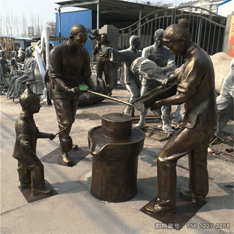 玻璃鋼婦女推磨雕塑，民俗磨豆腐雕塑廠家