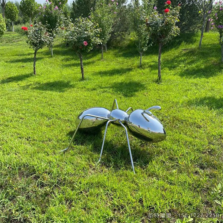 不銹鋼鏡面螞蟻雕塑，抽象小動物主題雕塑廠家