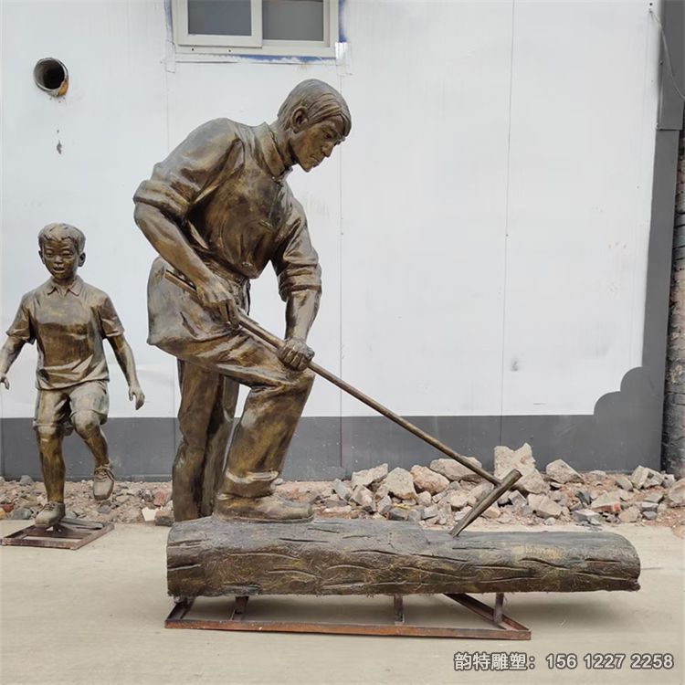 玻璃鋼木工人物雕塑，木匠鋸木頭雕塑