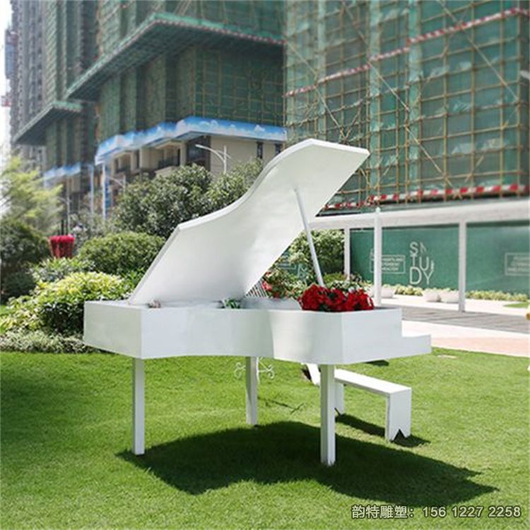 白色鋼琴雕塑，不銹鋼音樂主題雕塑