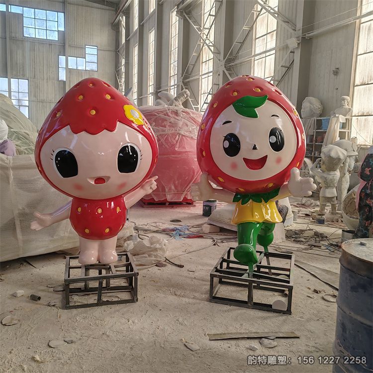草莓卡通人雕塑，玻璃鋼卡通人物雕塑