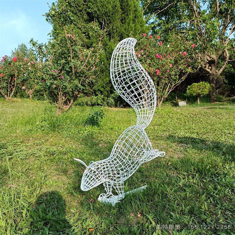 不銹鋼鏤空松鼠雕塑實物圖 公園發(fā)光小松鼠雕塑