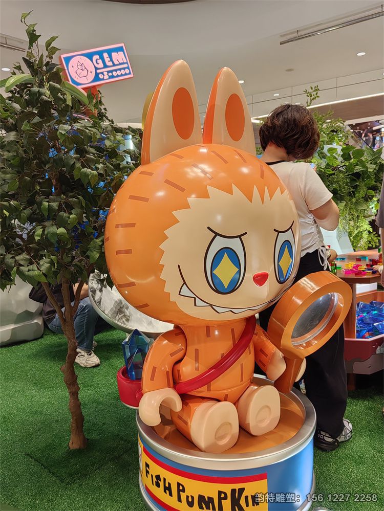 商場(chǎng)卡通拉布布雕塑 深受人們的喜愛(ài)