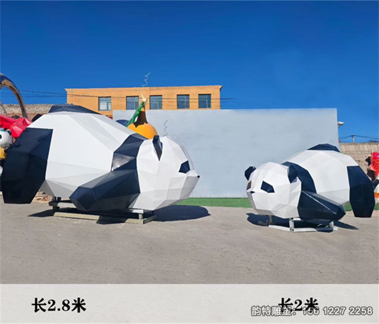 不銹鋼熊貓雕塑案例分享 戶外幾何熊貓實拍圖